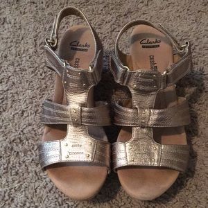 Clarks 7.5 W metallic wedges